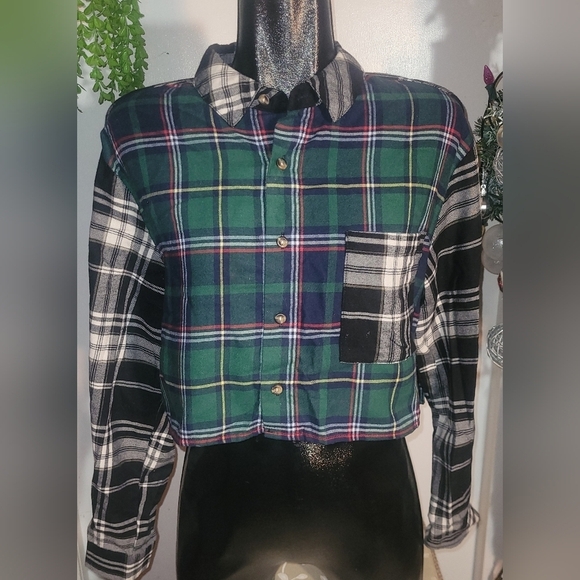 Forever 21 Tops - Forever 21 Cropped Plaid Button Front Shirt M